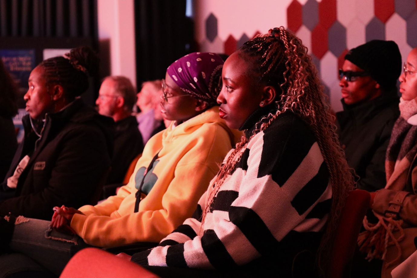 A group of people sitting in a room

AI-generated content may be incorrect.