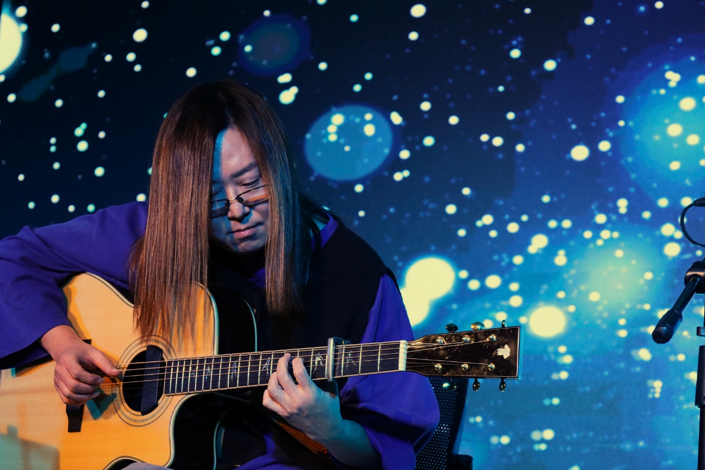 A person playing a guitar

AI-generated content may be incorrect.