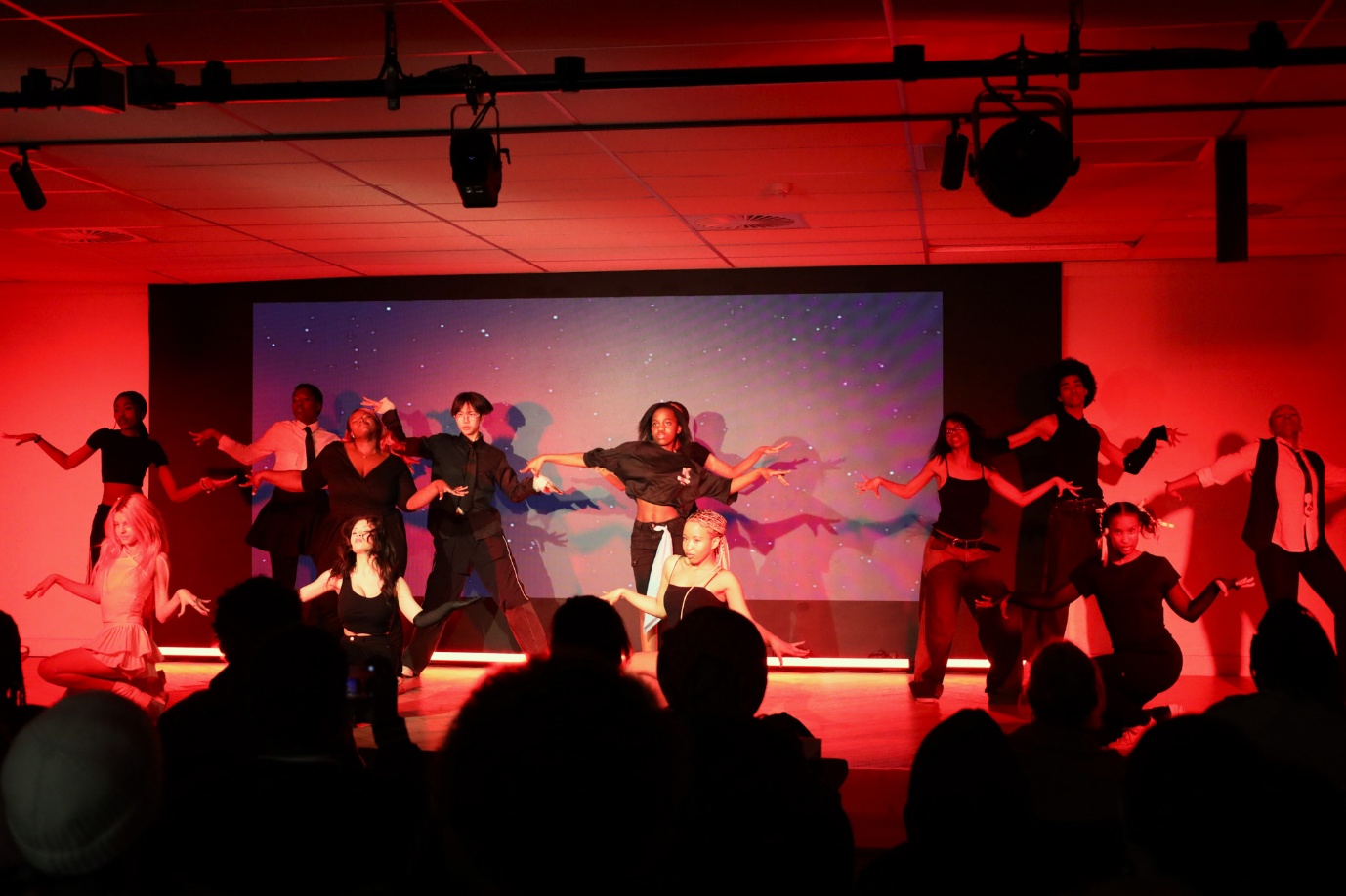 A group of people dancing on a stage

AI-generated content may be incorrect.