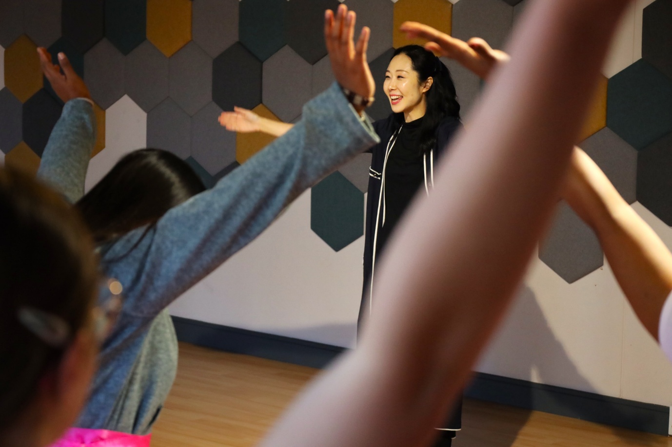A group of people raising their hands

AI-generated content may be incorrect.