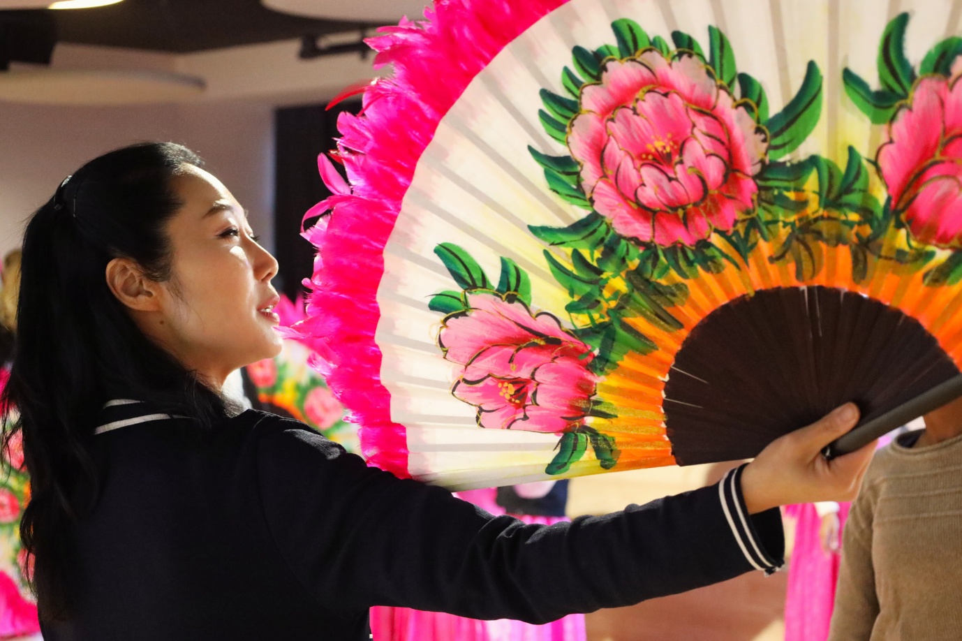 A person holding a colorful fan

AI-generated content may be incorrect.