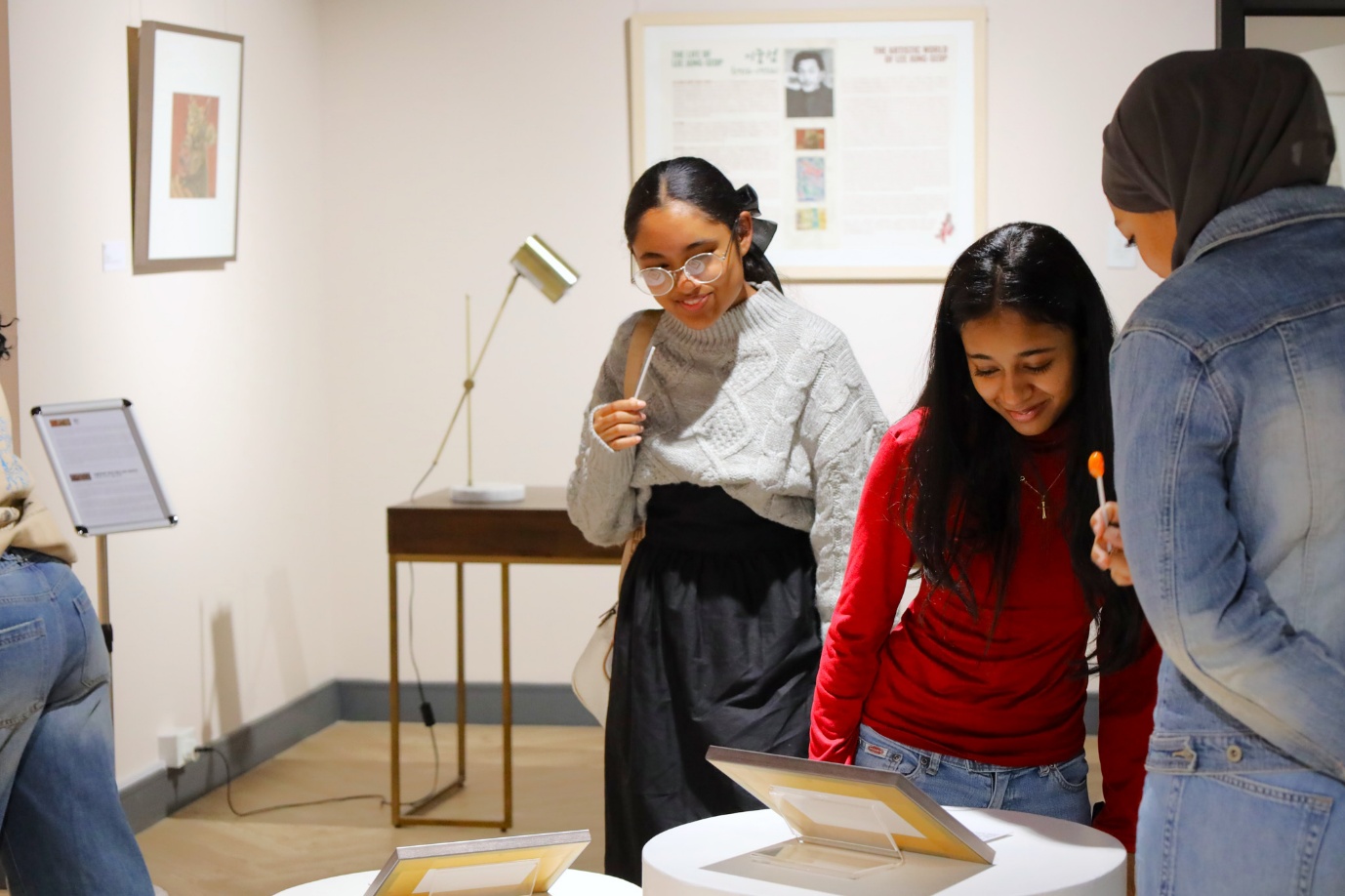 A group of people looking at a tablet

AI-generated content may be incorrect.