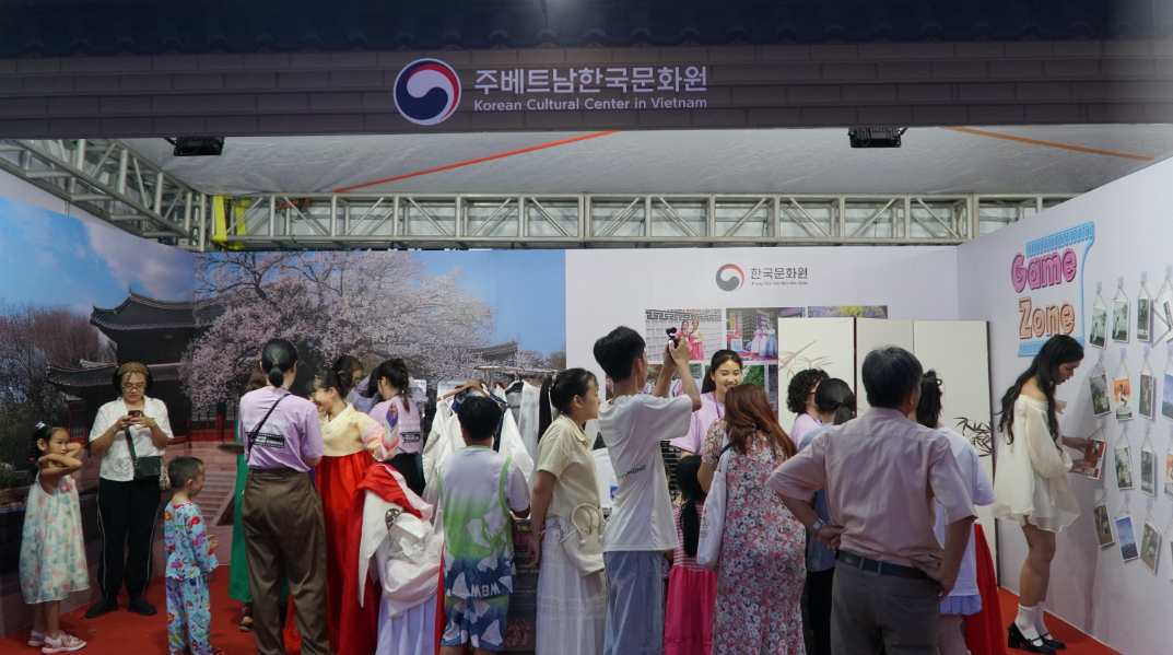 주베트남한국문화원 부스는 한복 체험, 한국 게임 등 다양한 활동 제공한다.