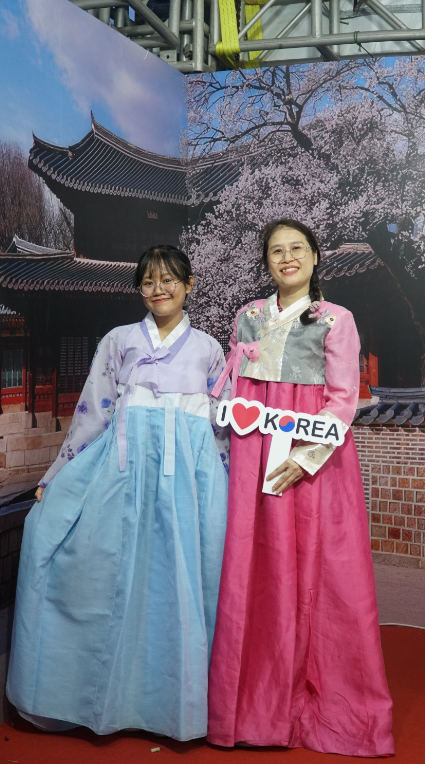 현지인 2명은 한복을 체험해서 사진을 찍는다.