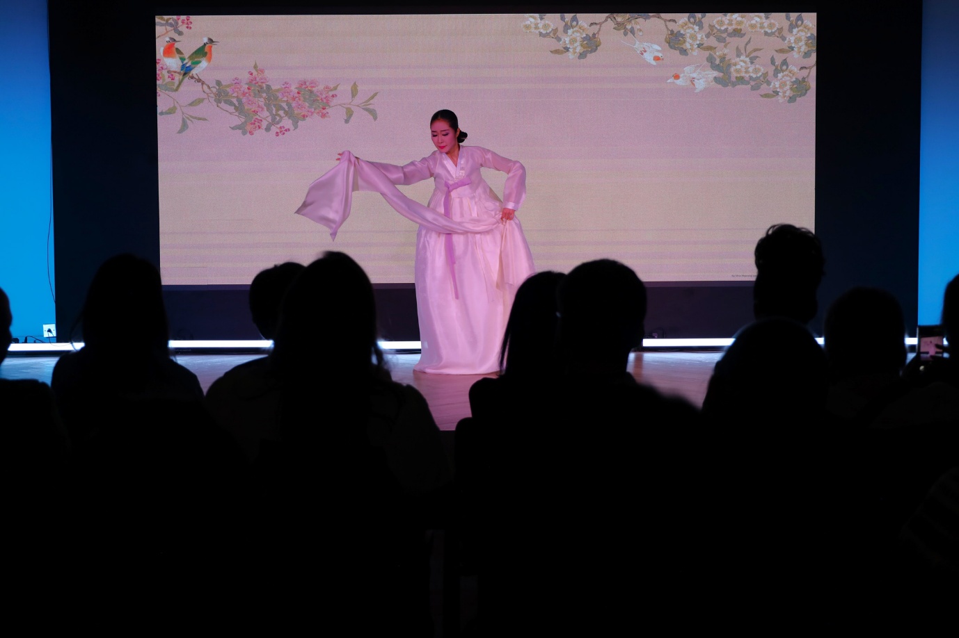 A person in a pink dress on a stage

AI-generated content may be incorrect.