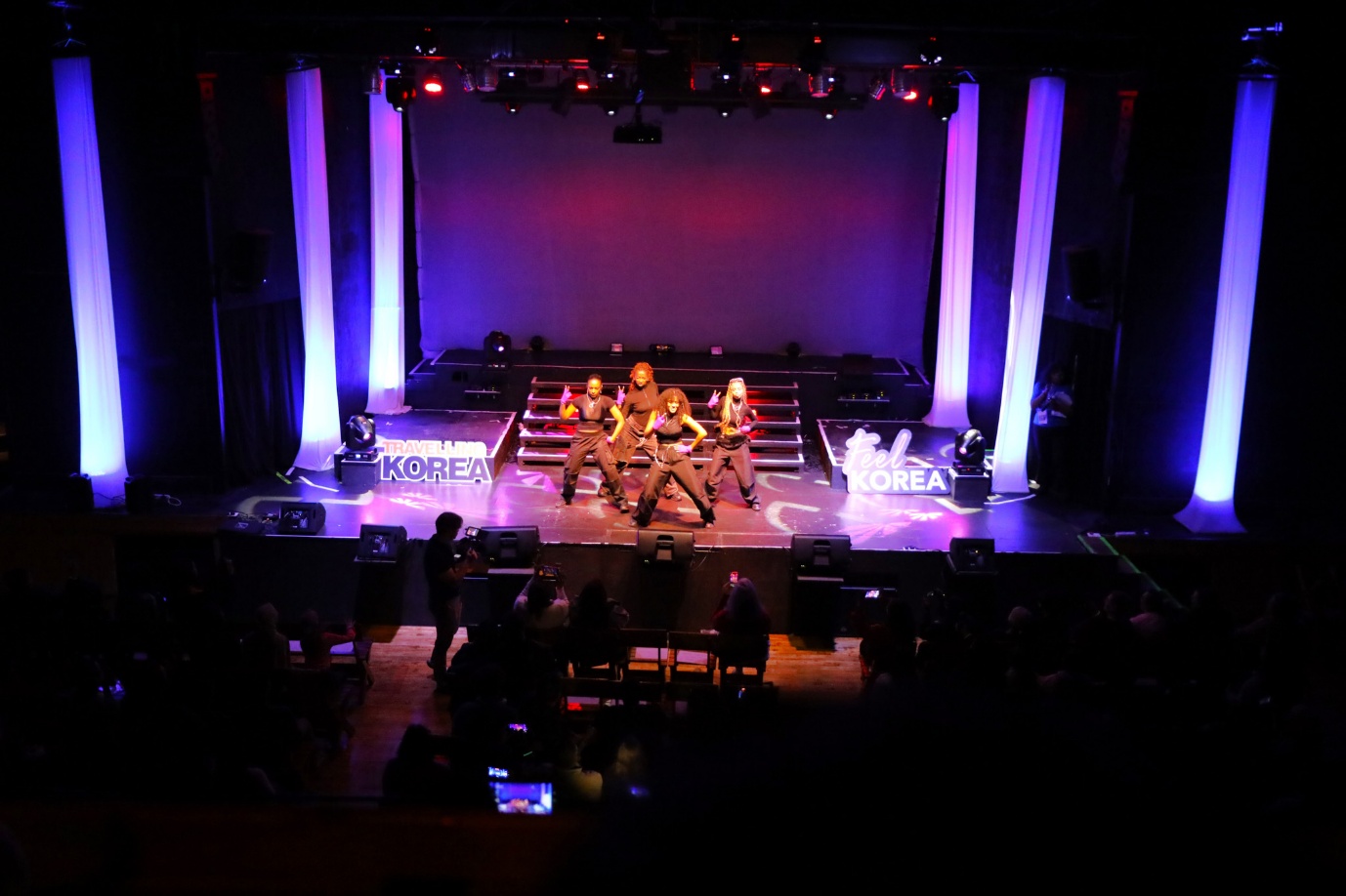 A group of people on a stage

AI-generated content may be incorrect.