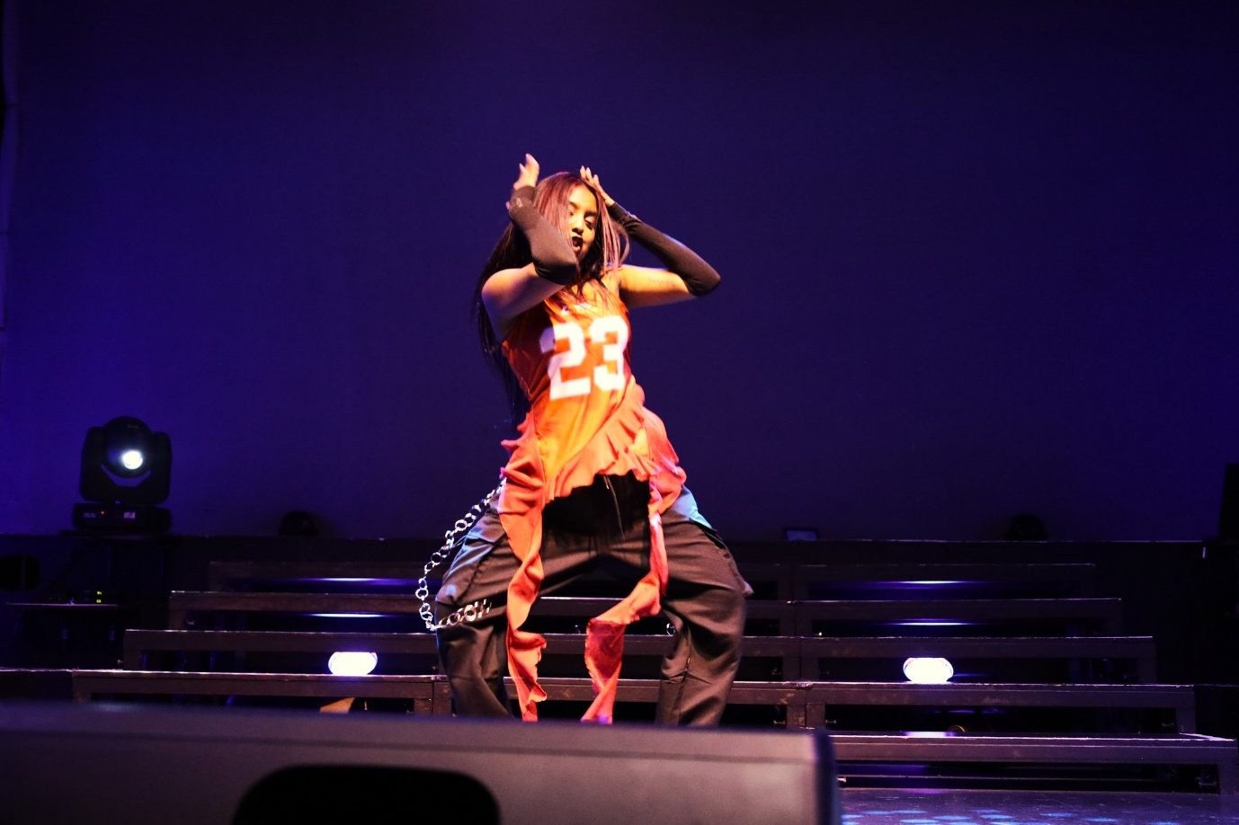 A person on a stage

AI-generated content may be incorrect.