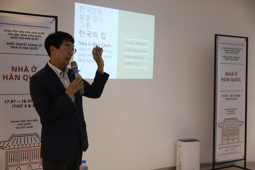 국립민속박물관에서&nbsp;파견된&nbsp;전문가는 한국의 집에 대해 설명하고 있다.