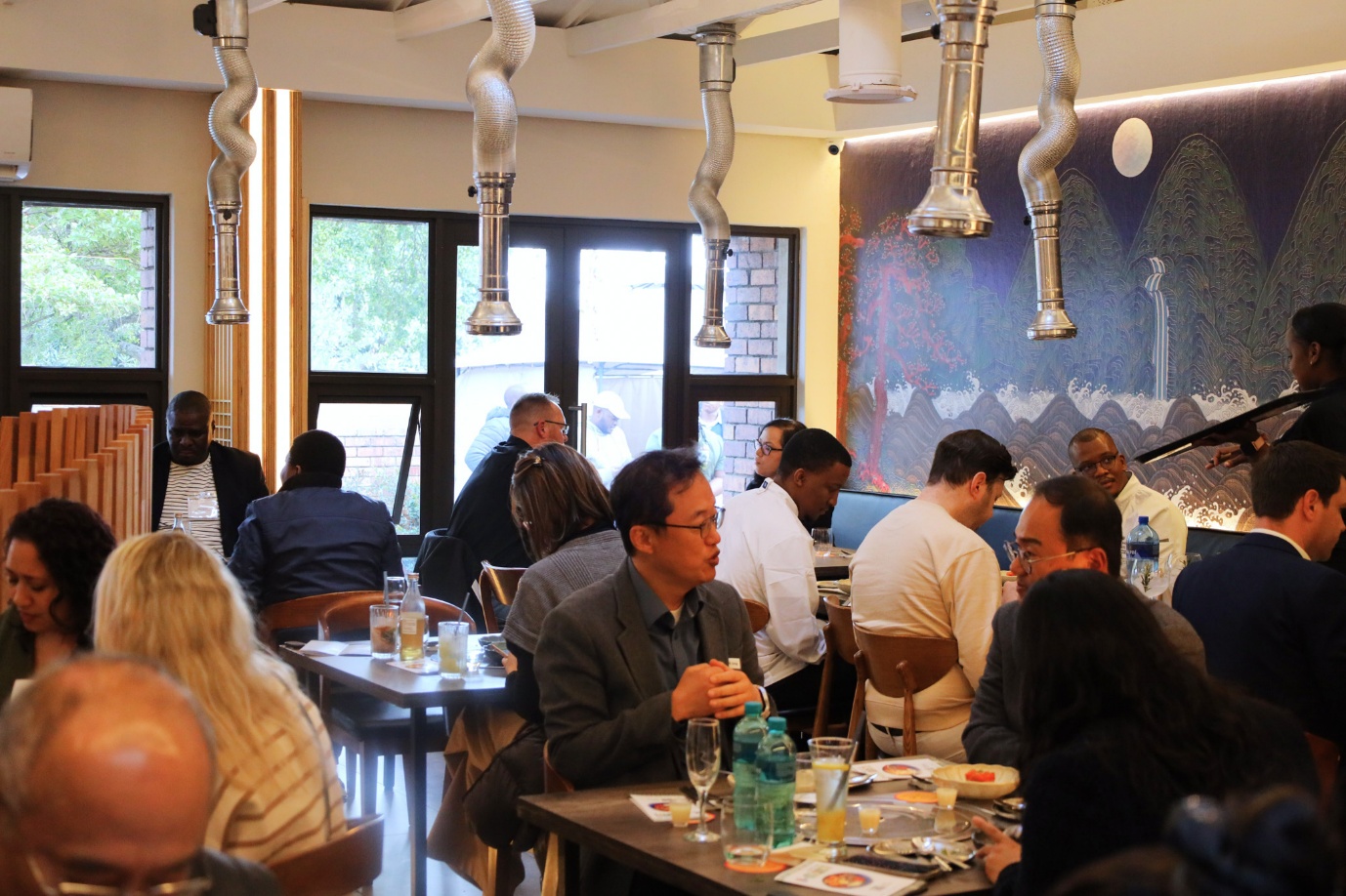 A group of people sitting at tables

AI-generated content may be incorrect.