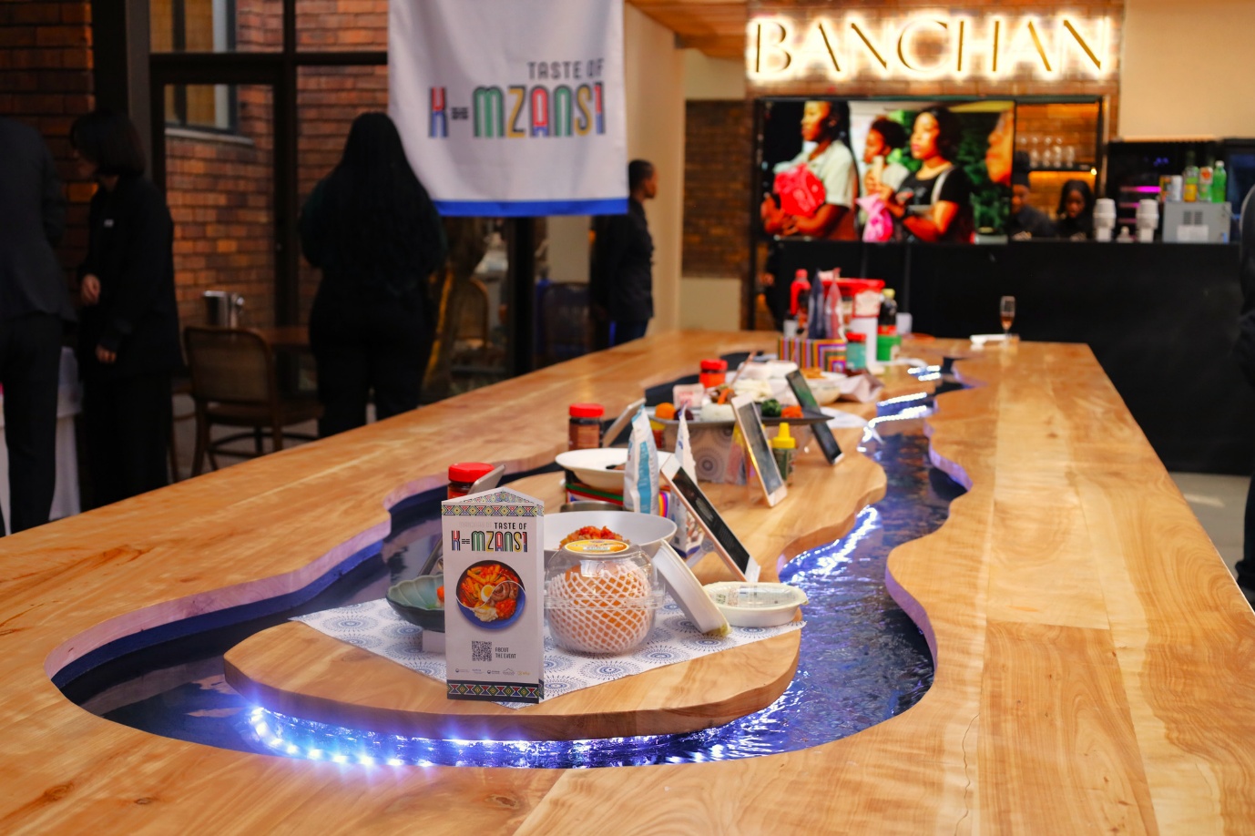A long table with food on it

AI-generated content may be incorrect.