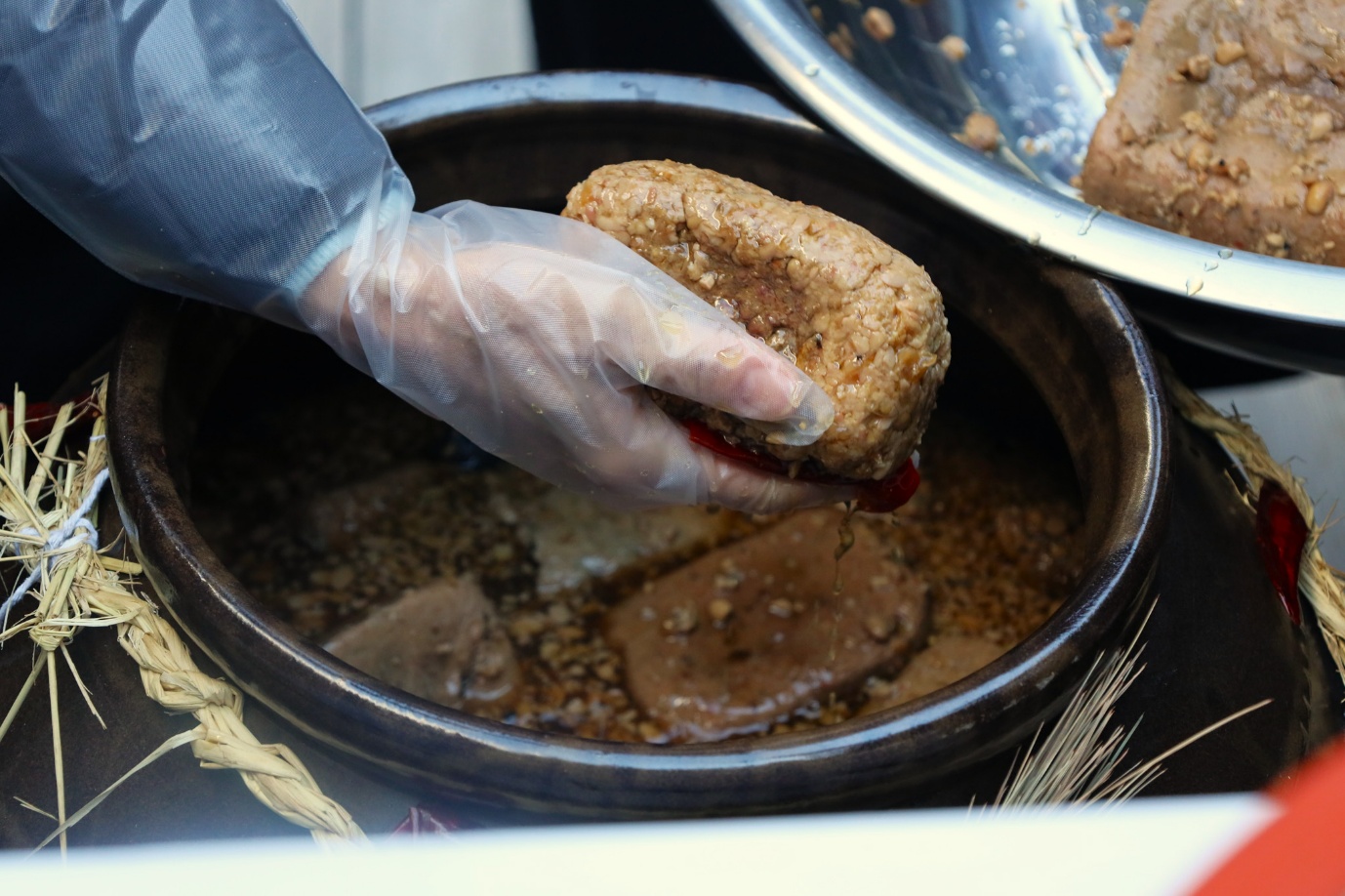 A person holding a piece of meat

AI-generated content may be incorrect.