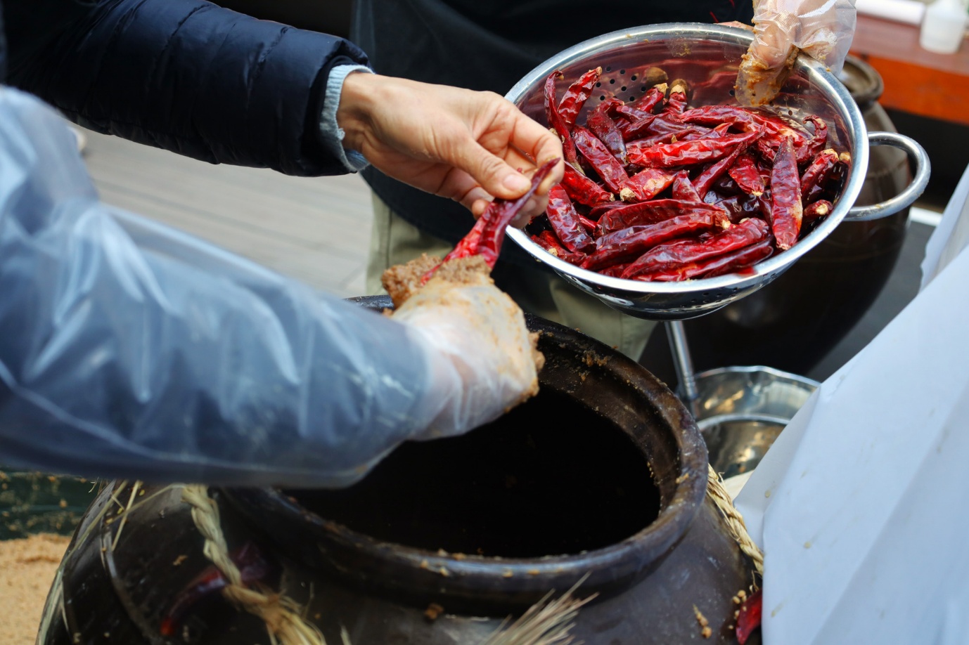 A person holding a bag of red peppers

AI-generated content may be incorrect.