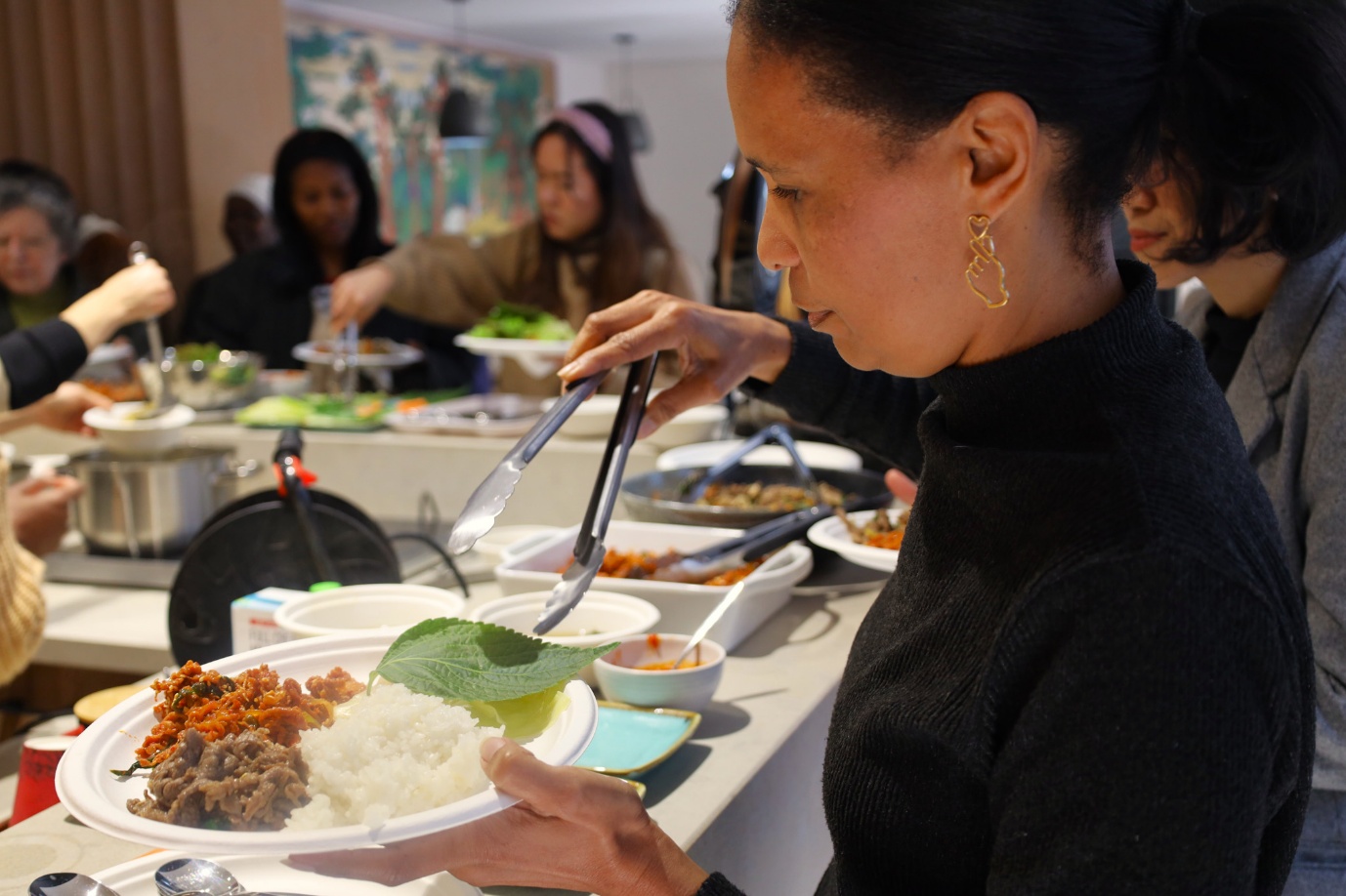 A person holding a plate of food

AI-generated content may be incorrect.