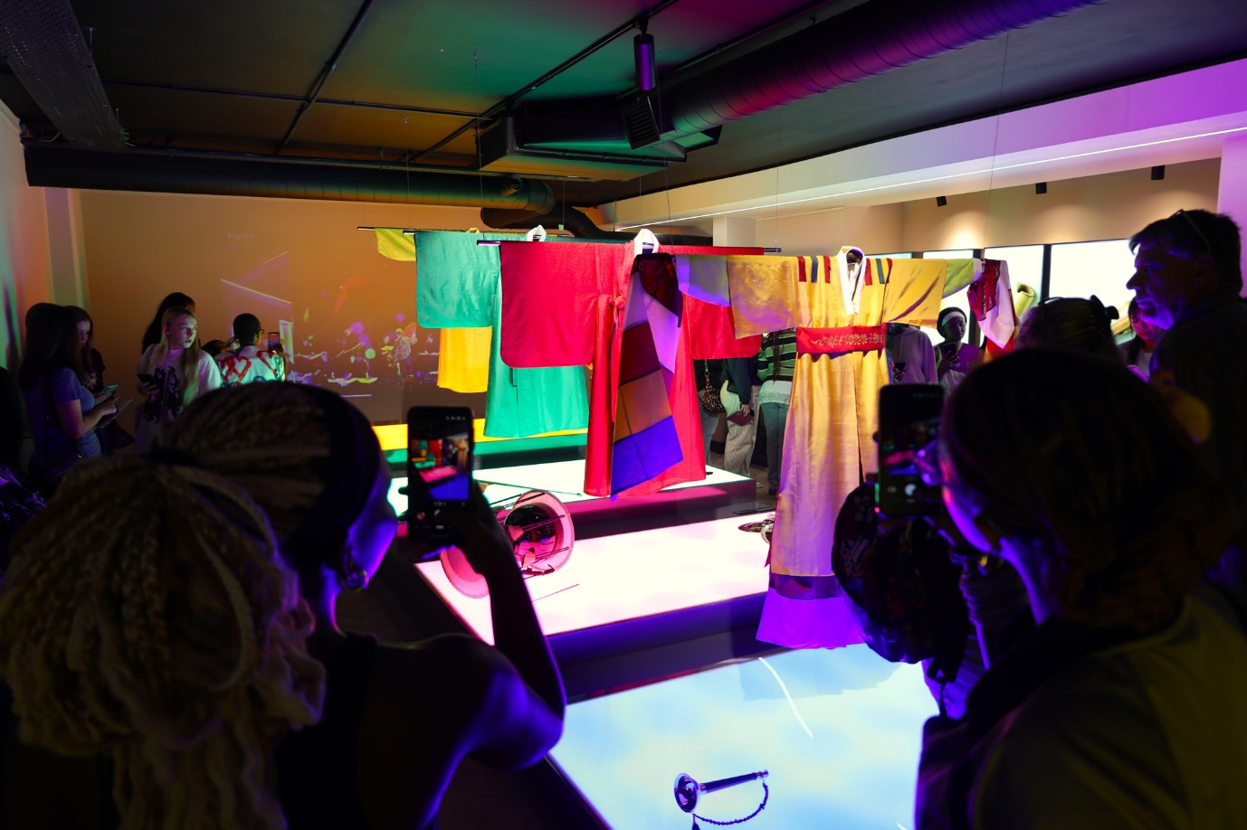 A group of people taking pictures of clothes

AI-generated content may be incorrect.