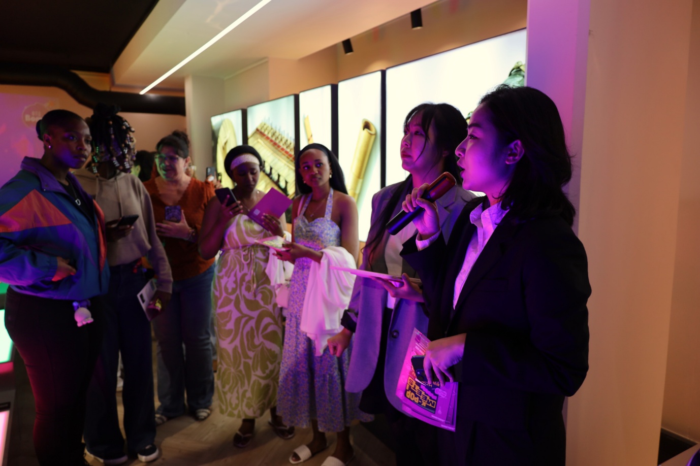 A group of people standing in a line

AI-generated content may be incorrect.