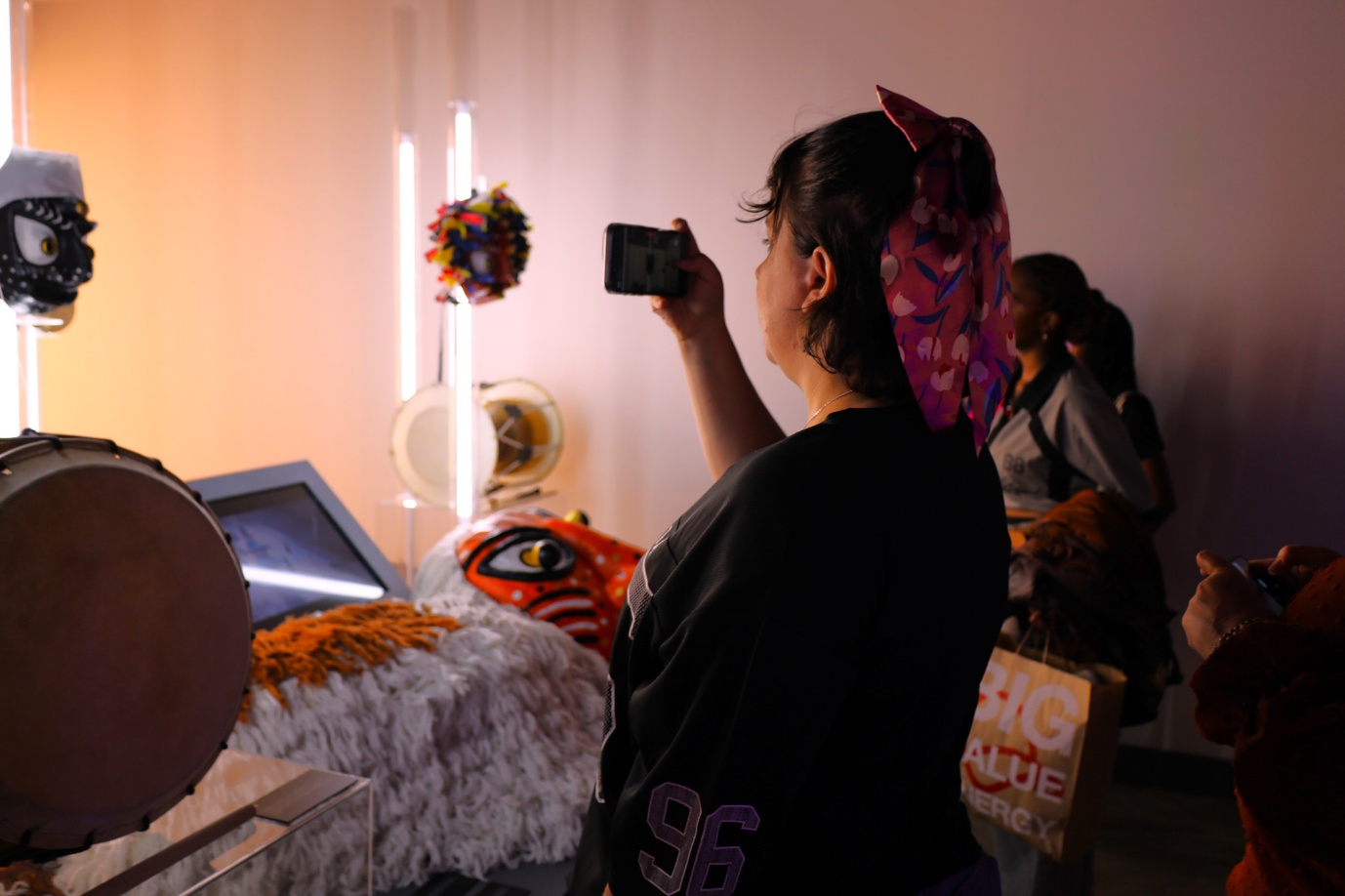 A person taking a picture of a bed

AI-generated content may be incorrect.