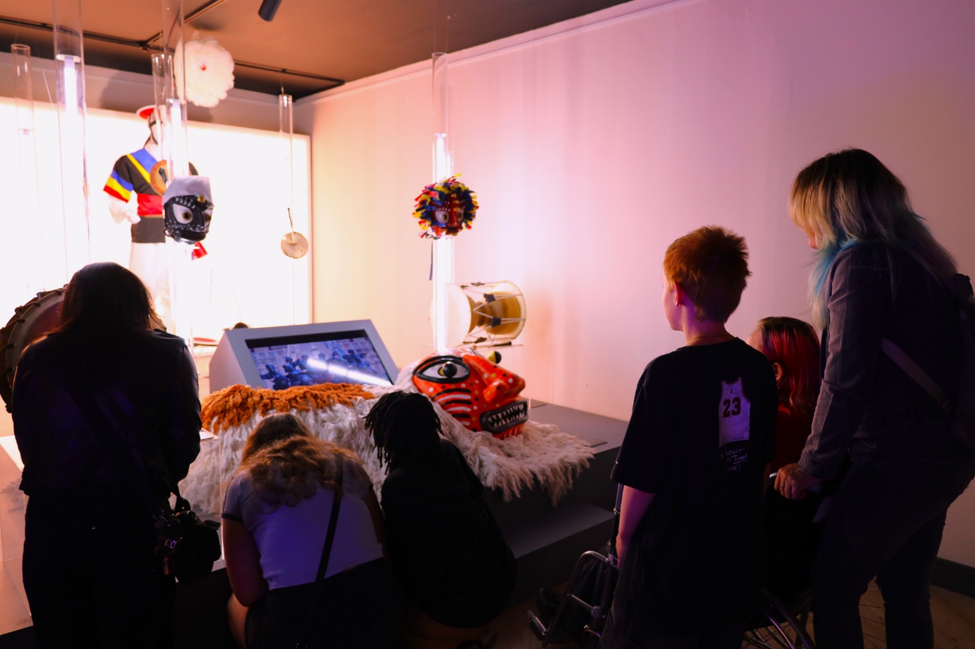 A group of people looking at a display

AI-generated content may be incorrect.