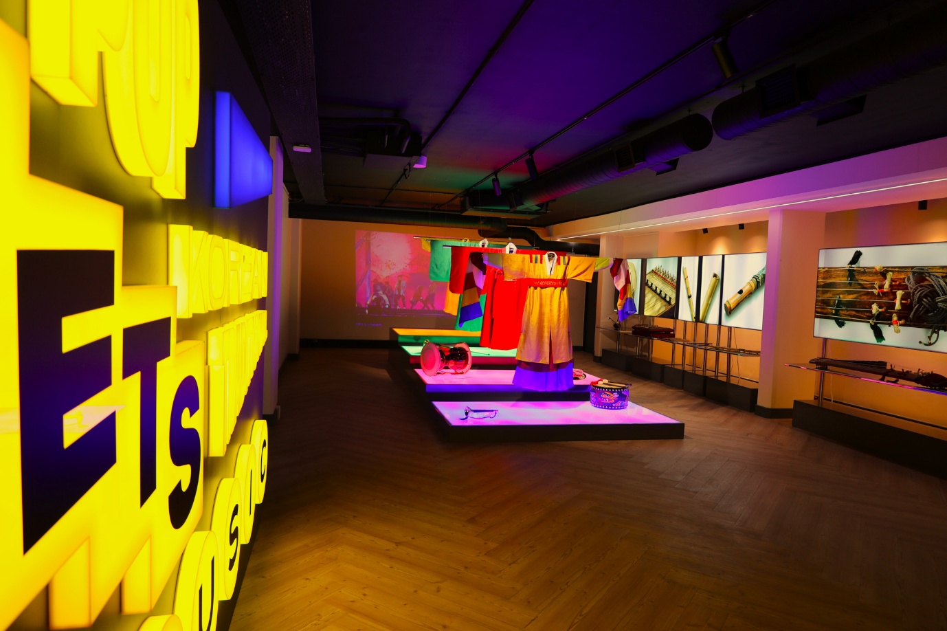 A room with a display of art

AI-generated content may be incorrect.