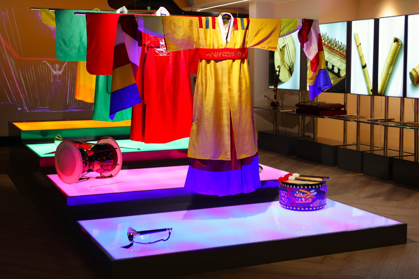 A group of clothes on a stage

AI-generated content may be incorrect.