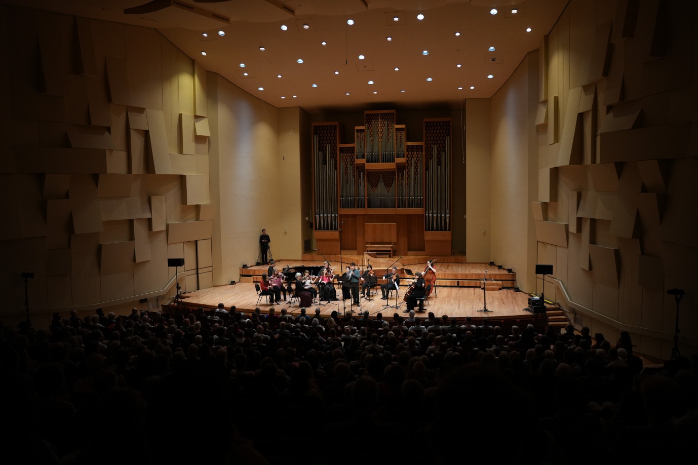 A group of people on a stage
AI-generated content may be incorrect.