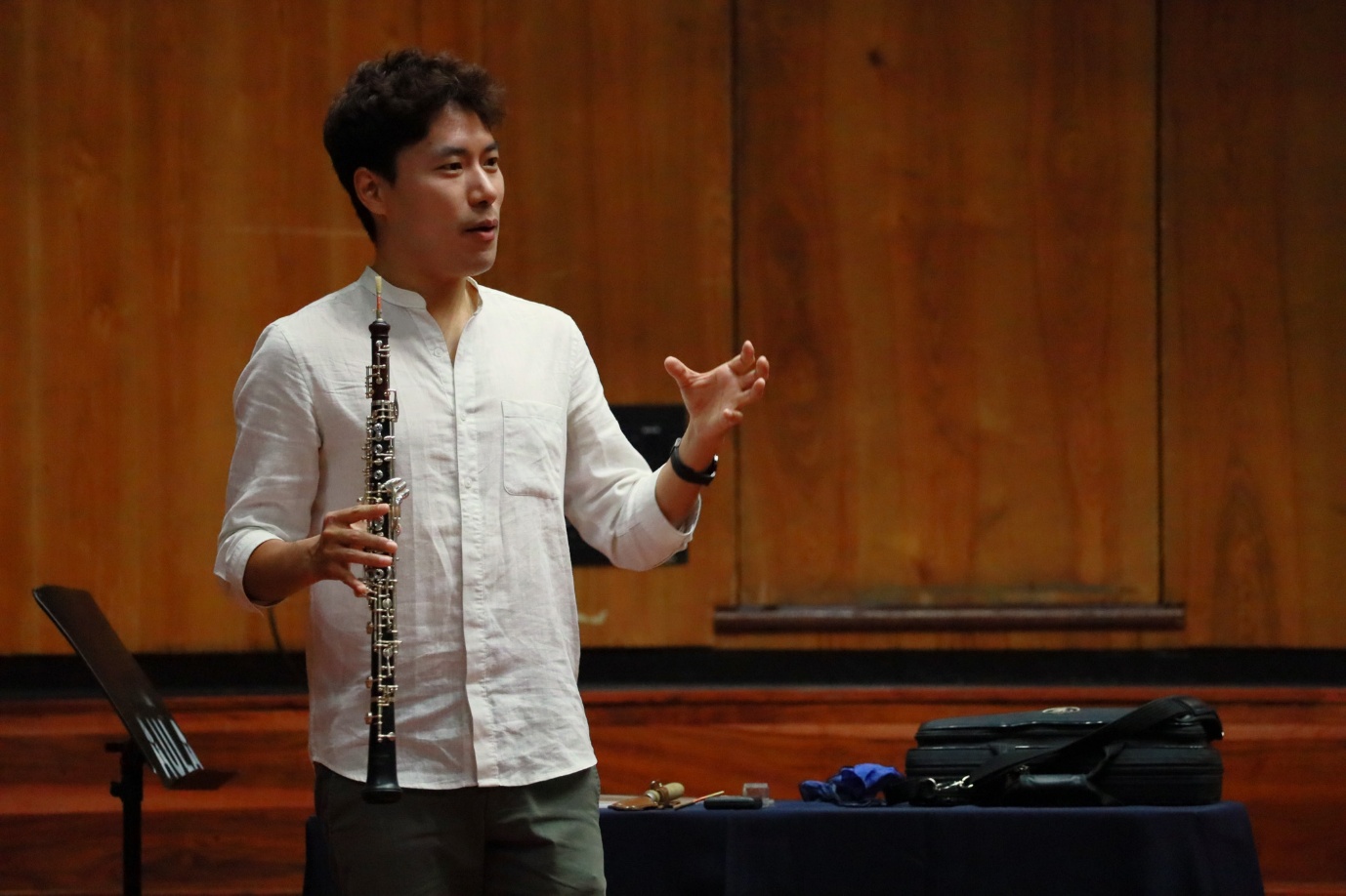 A person holding a flute
AI-generated content may be incorrect.