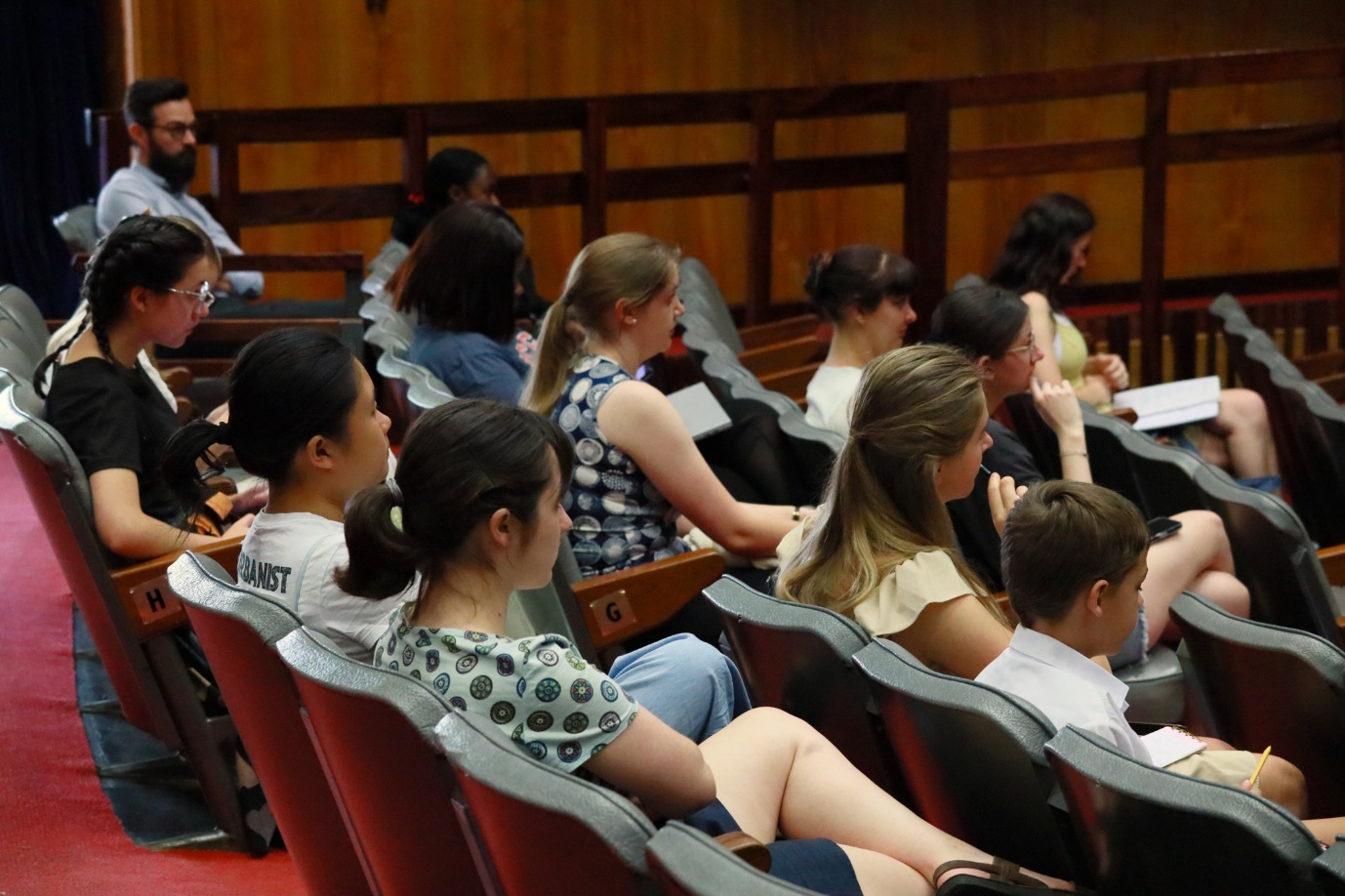 A group of people sitting in a lecture hall
AI-generated content may be incorrect.