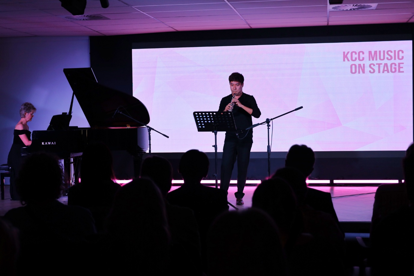 A person playing a flute in front of a crowd
AI-generated content may be incorrect.