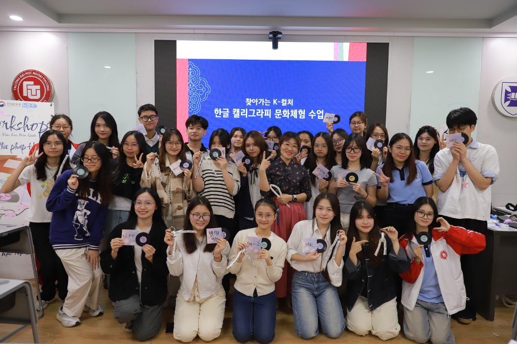 한국탐구동아리(KDC)&nbsp;소속&nbsp;대학생들은 강사 선생님과 기념 사진을 찍는다