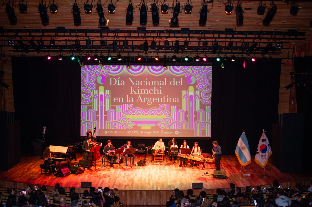 한국전통음악과 탱고앙상블을 연주하는 사람들