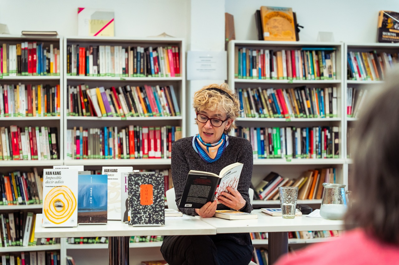 도서관에서 앉아 책을 읽고있는 여성