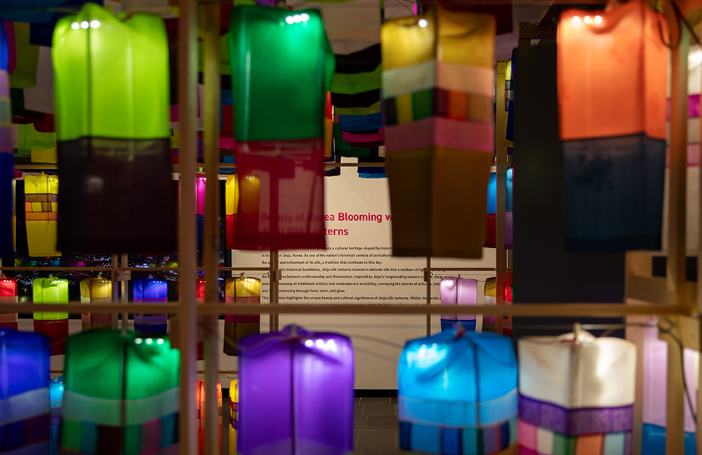전시 〈한국의 빛: 진주 실크등〉 설치 전경 사진