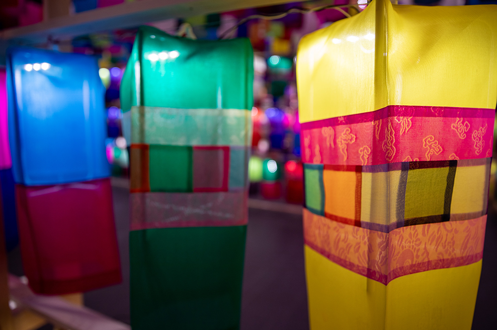 전시 〈한국의 빛: 진주 실크등〉 실크등 근접 사진