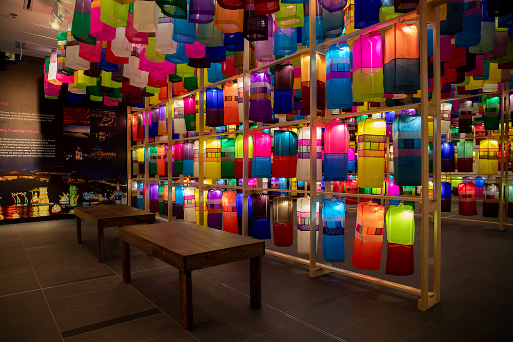 전시 〈한국의 빛: 진주 실크등〉 설치 전경 사진
