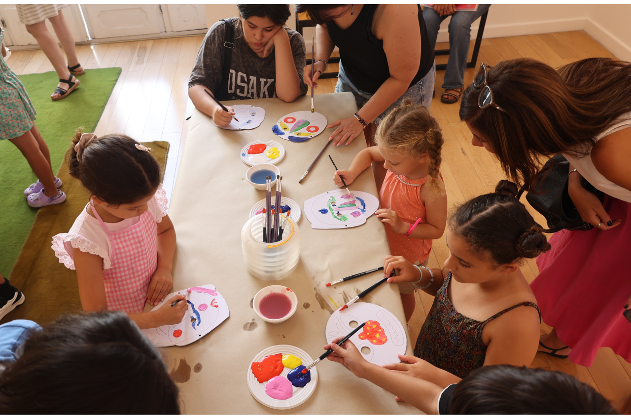 탈을 색칠하는 아이들