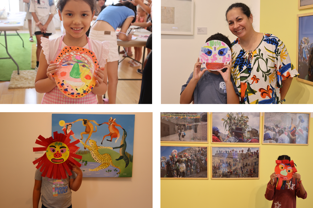 탈을 들고 사진찍는 사람들