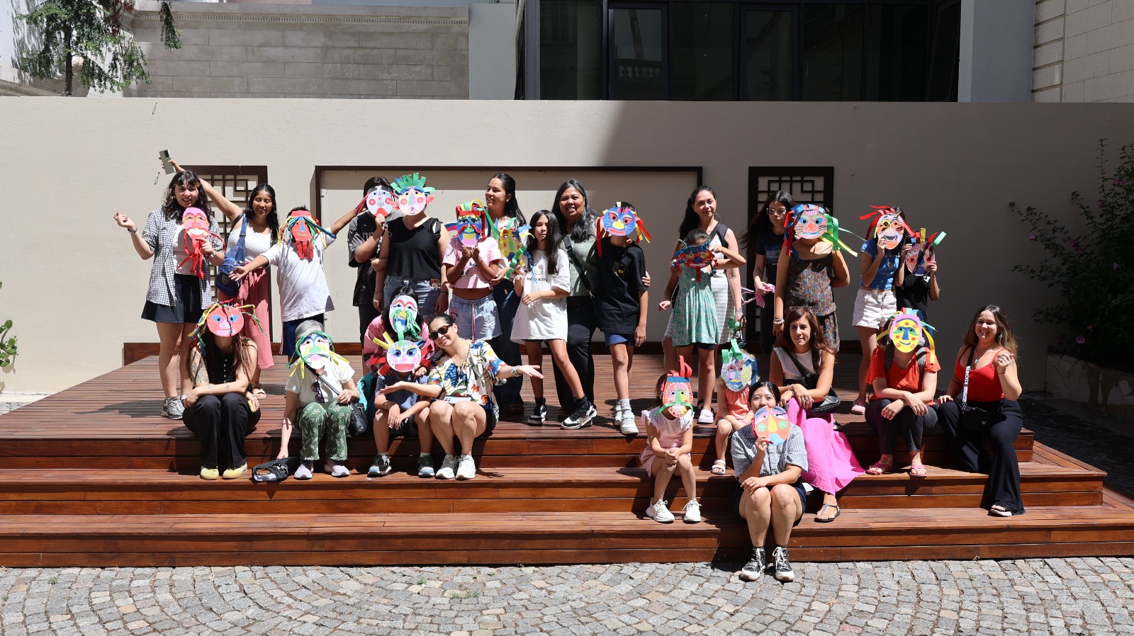 단체사진을 찍는 사람들