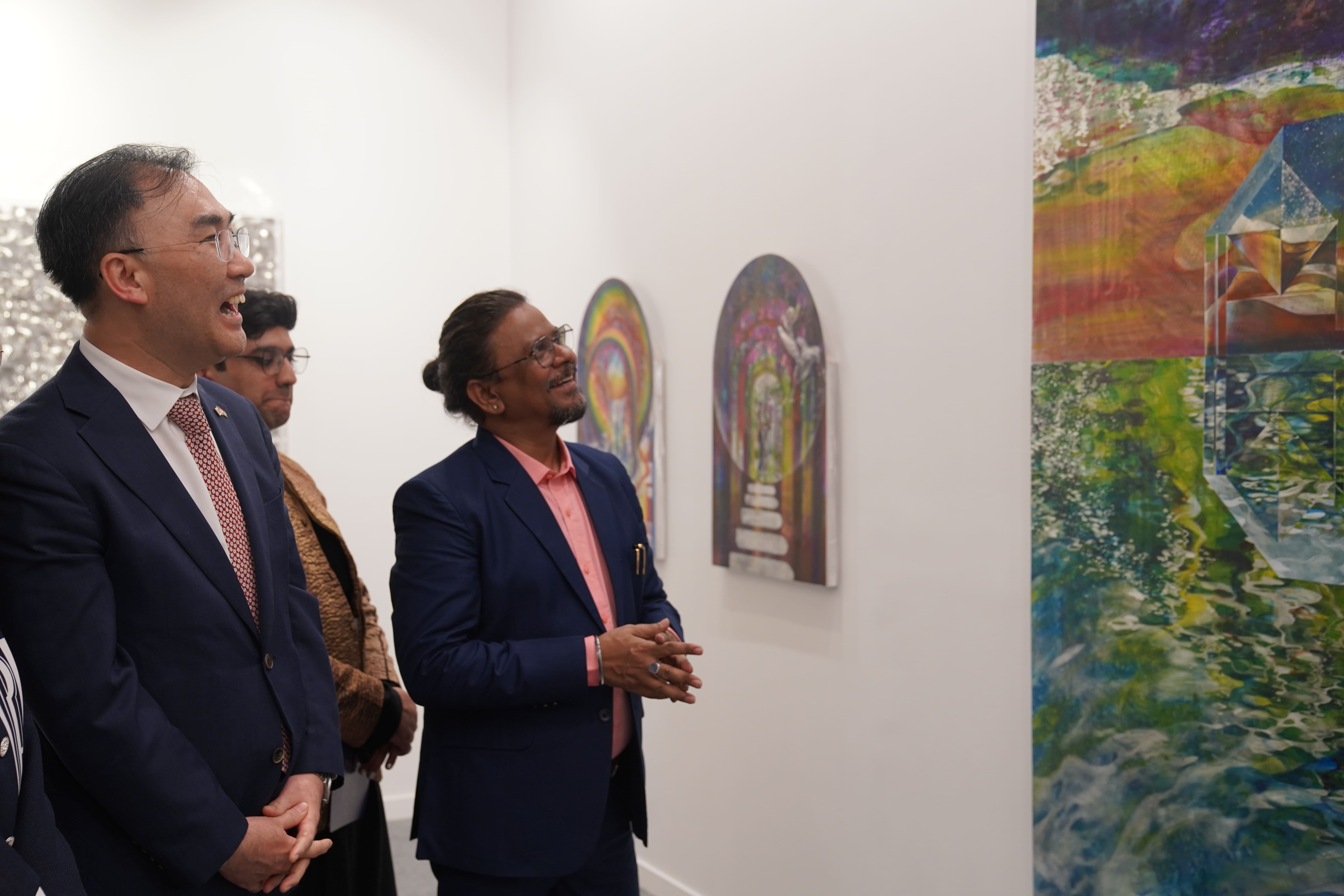 작품을 관람하는 이성호 주인도 대한민국 대사와 산지브 키쇼르 고탐 인도 국립현대미술관(NGMA)&nbsp;관장