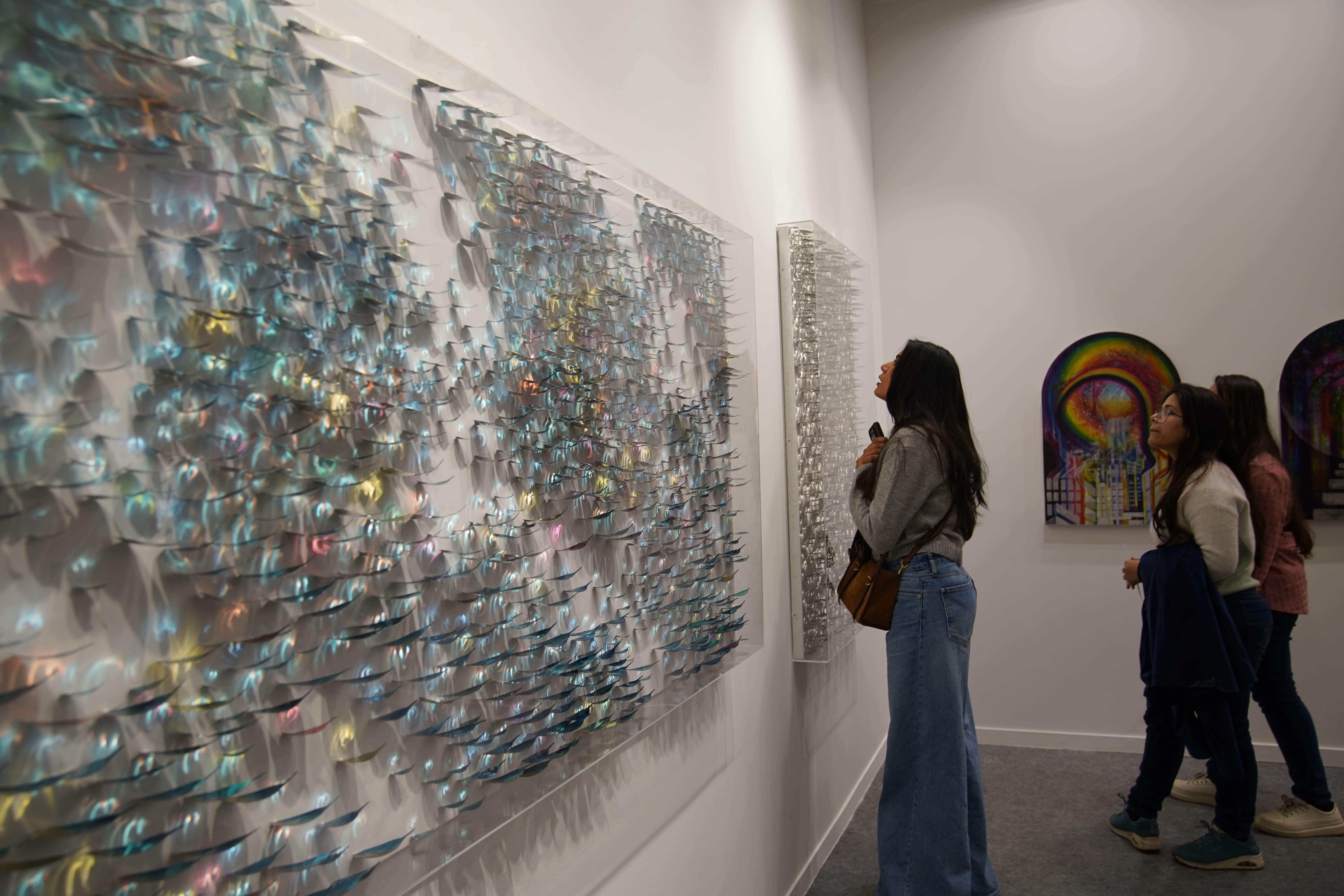 스테인레스로 제작된 작품을 관심있게 보는 인도 젊은 방문객들