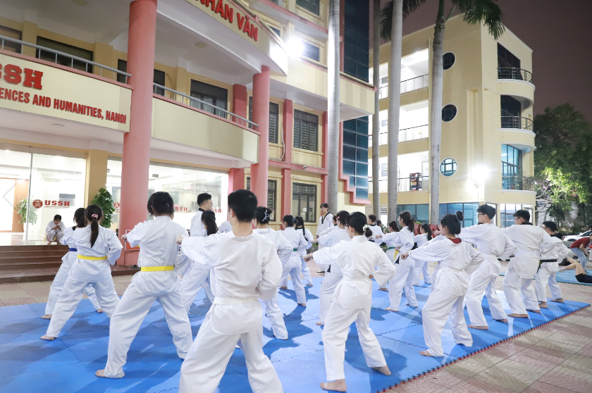 주먹지르기 동작을 연습하고 있다.