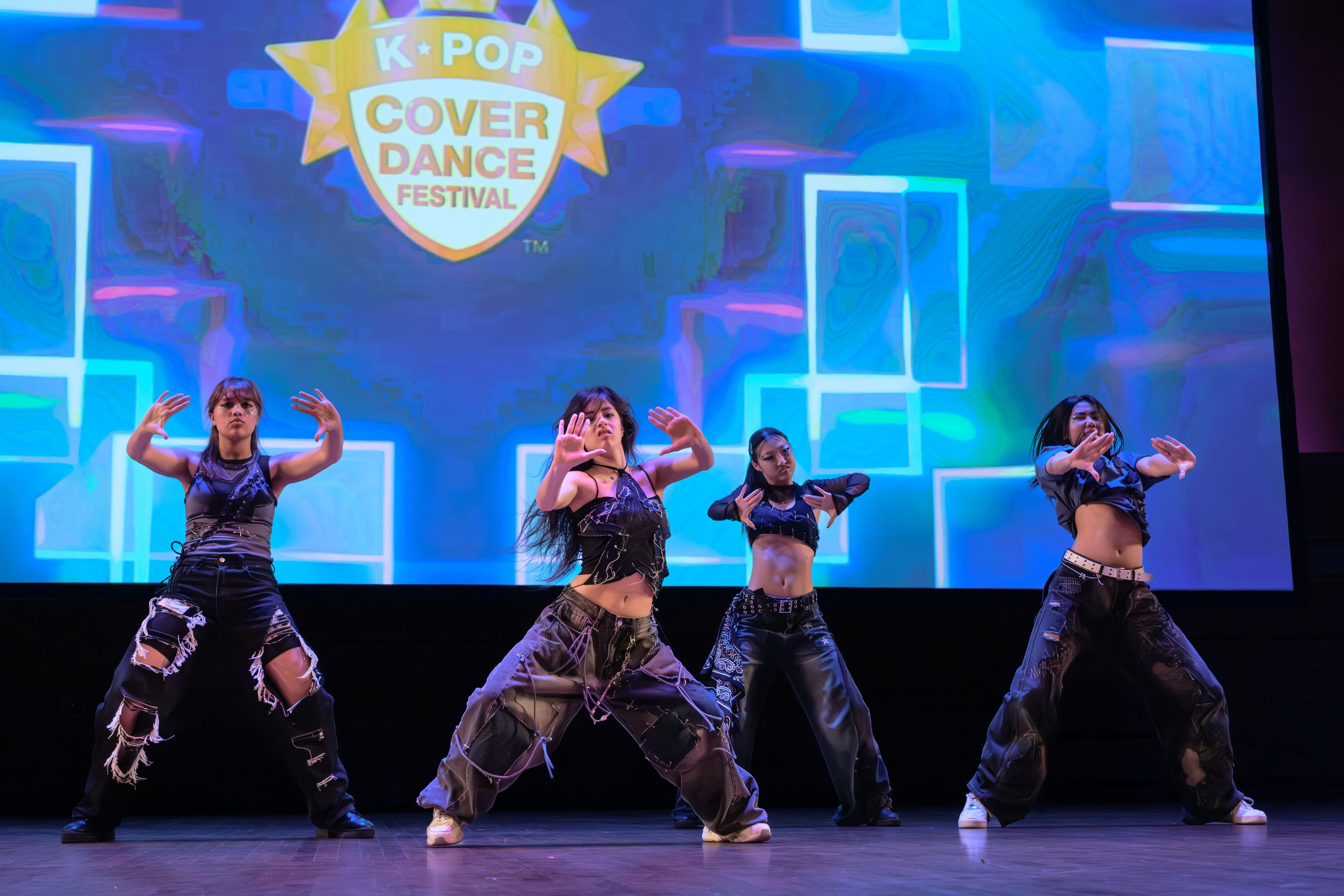 SORA Vancouver 팀의 공연 무대