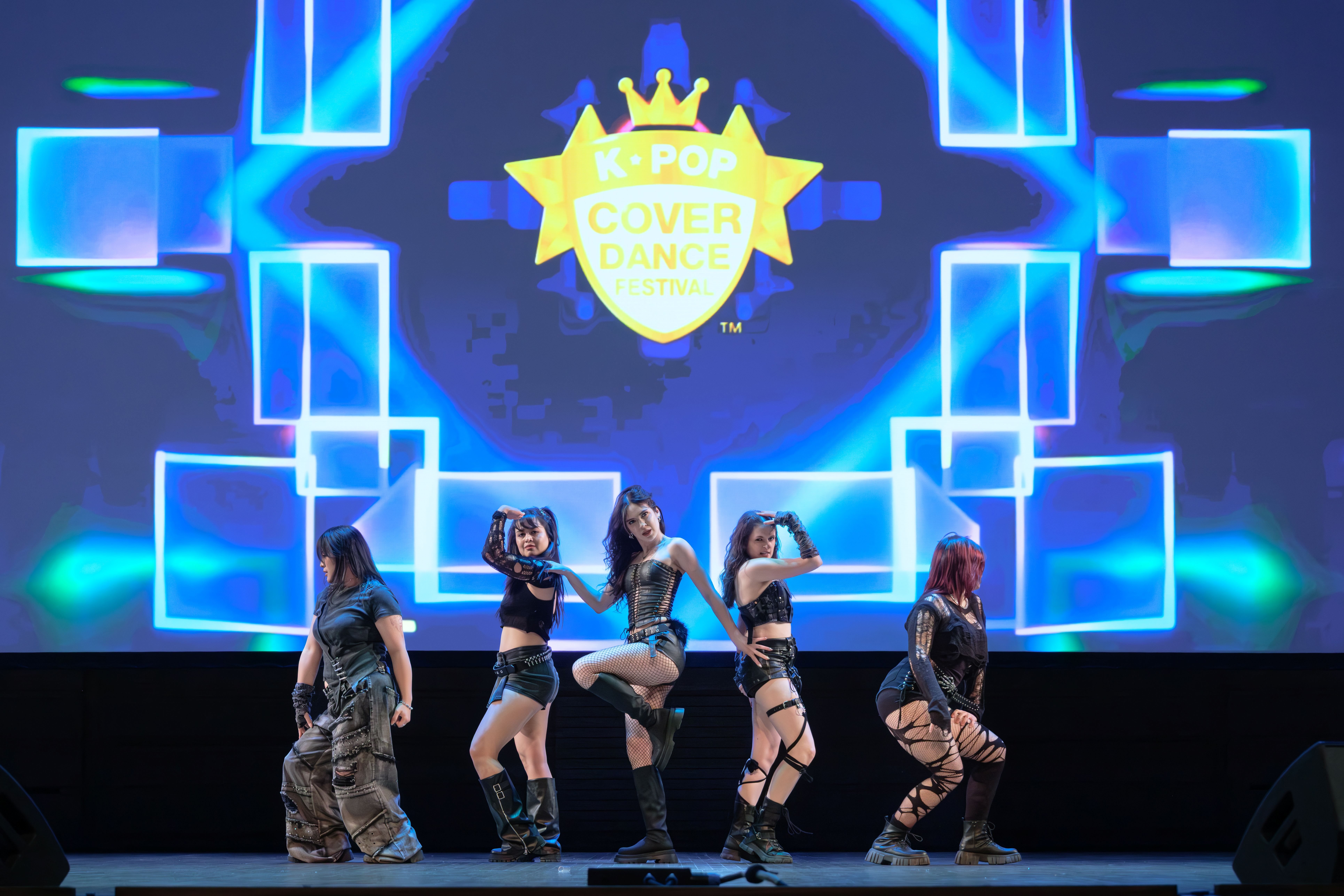 Full Bloom Dance Crew 팀의 공연 무대