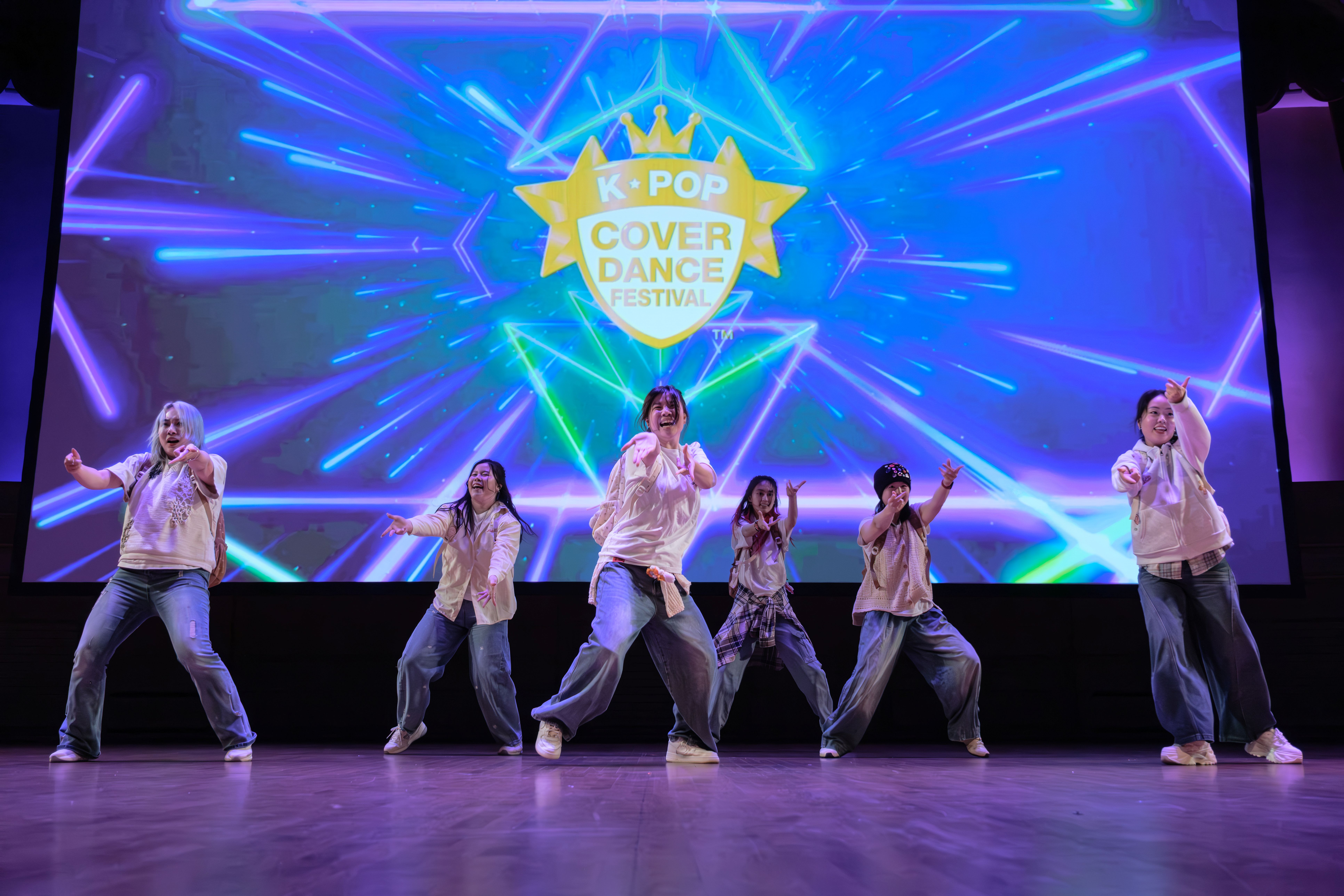 ER:A Dance 팀의 공연 무대