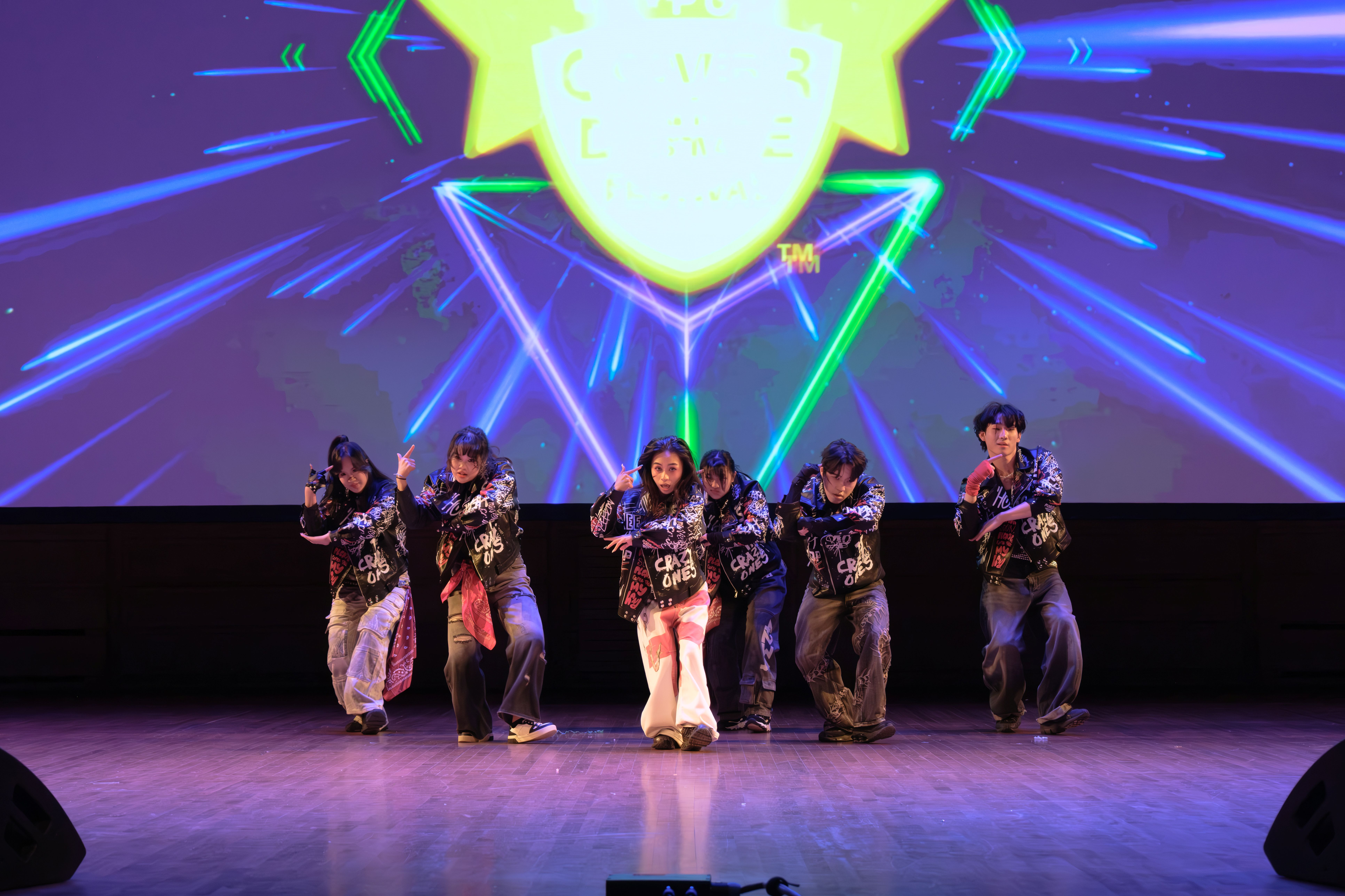 FEVER DREAM Dance Crew 팀의 공연 무대
