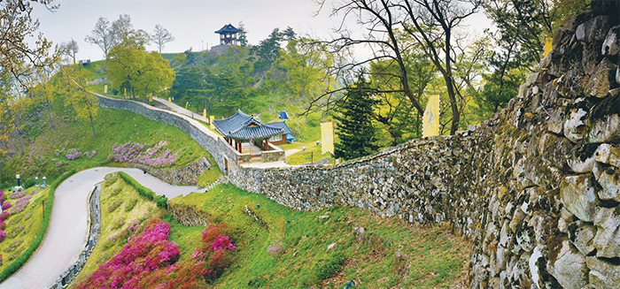 <B>공산성.</b> 금강변 야산의 능선과 계곡을 둘러쌓은 산성으로, 백제 시대에는 웅진성(熊津城)이라고 불렀으나 고려 시대 이후에 공산성이라고 불렸다.